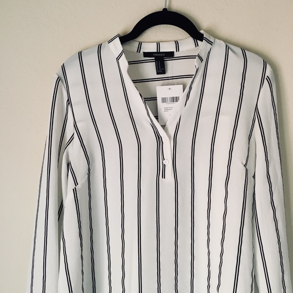 Forever 21 Tops - HP 💕 NWT Woven vertical striped blouse